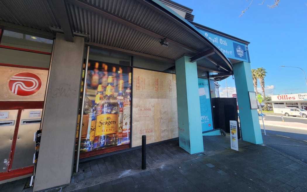 The Royal Oak Liquor Centre in Auckland was damaged by ram-raiders late last night.