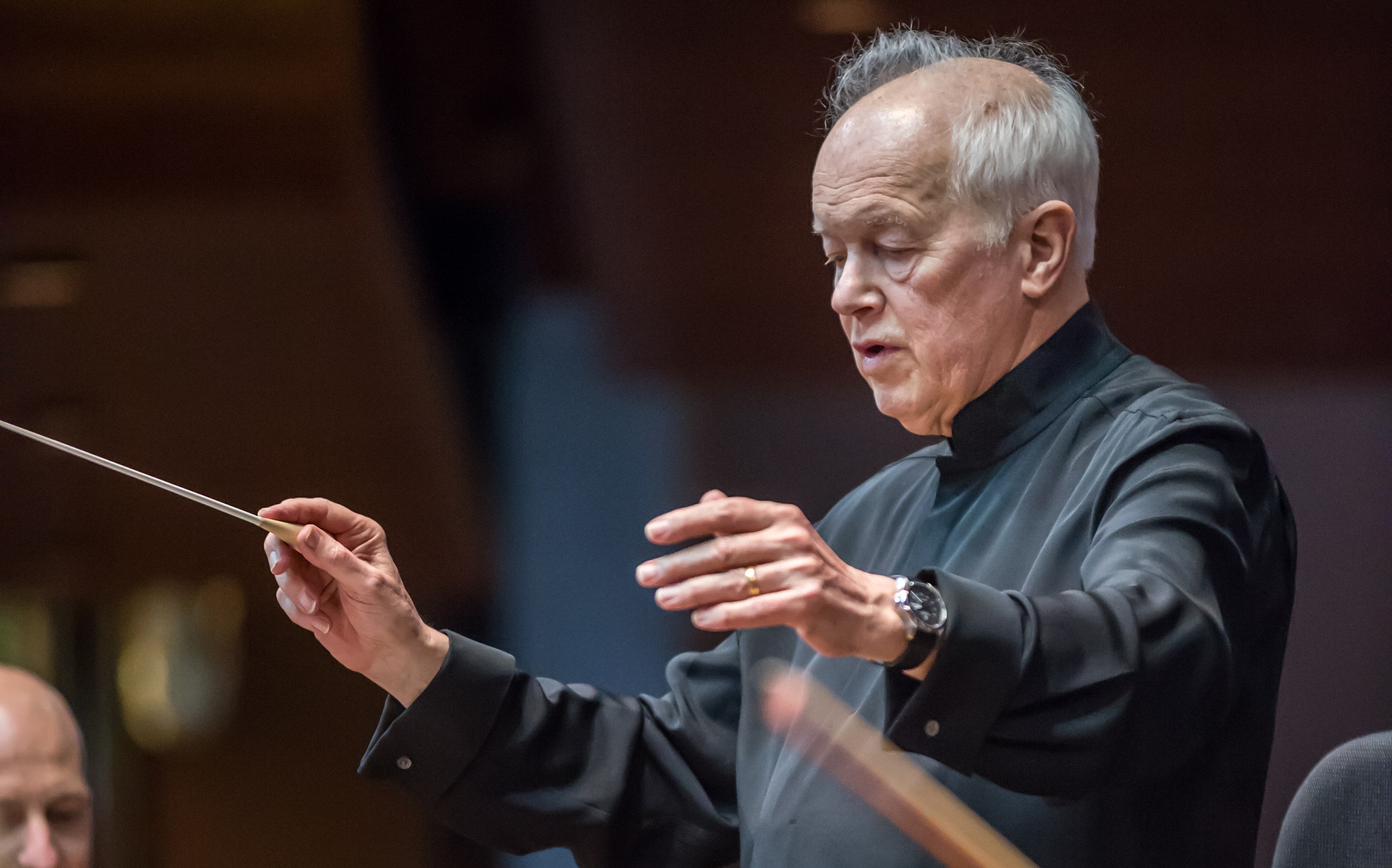Edo de Waart leads the New Zealand Symphony Orchestra.