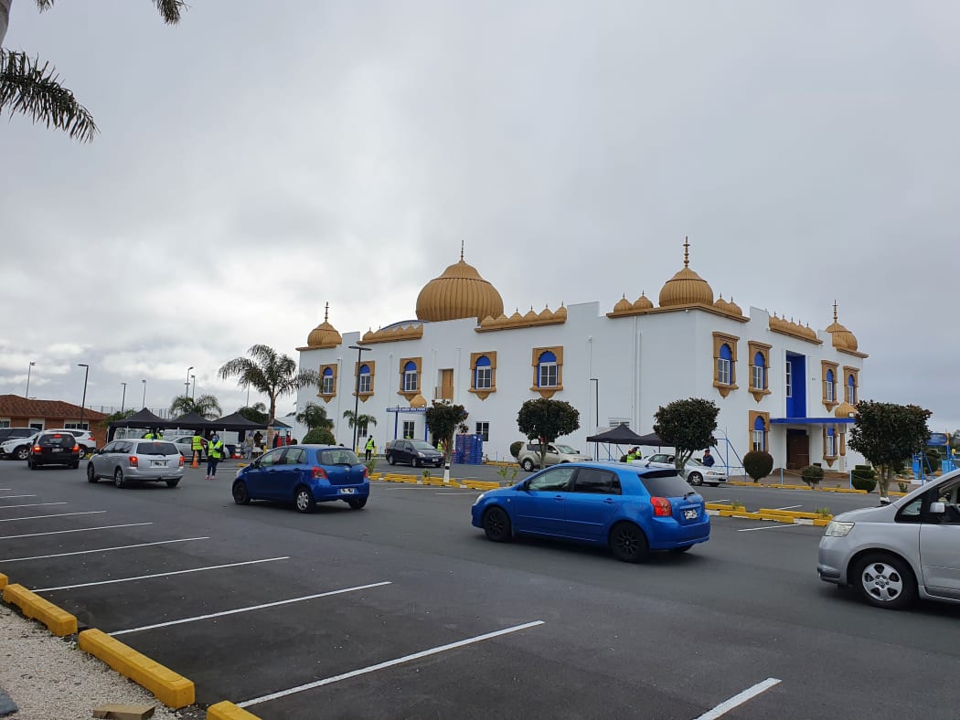 Aucklanders queue for food parcels outside the Sikh temple in Takanini, Takanini Gurdwara Sri Kalgidhar Sahib.