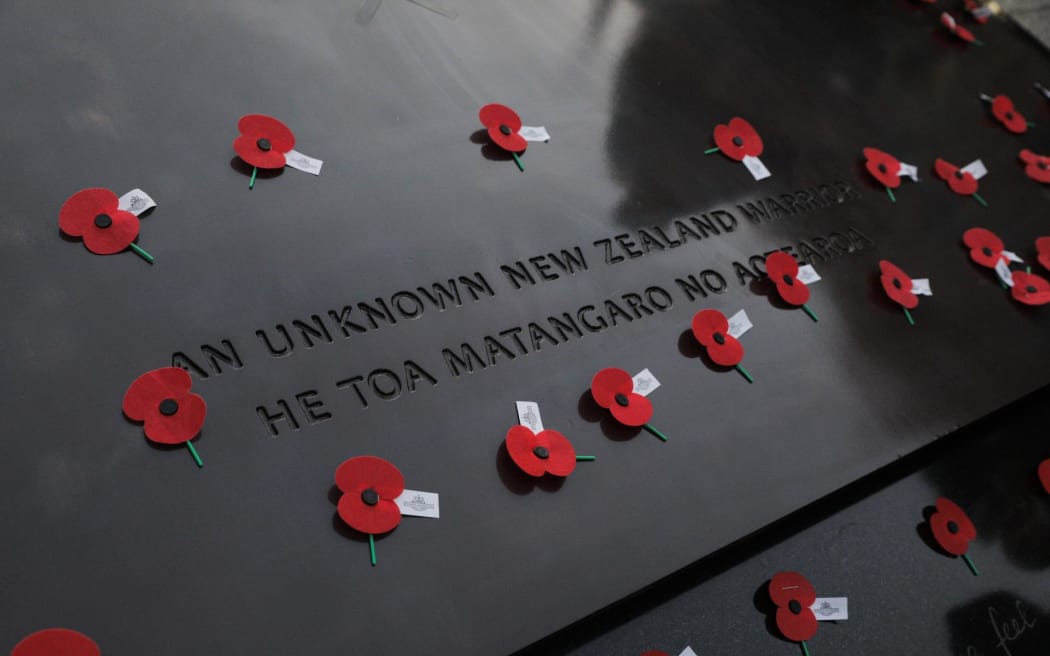 Conmemoraciones del Día de Anzac 2023 en Wellington.  La gente deposita amapolas al finalizar el servicio del amanecer.