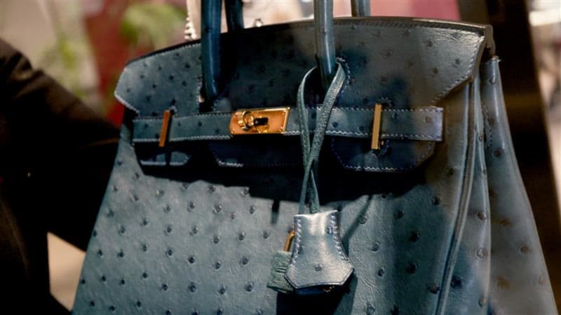 The Bleu Izmir Ostrich Birkin, size 30, is inspired by the coastal city of Izmir in Turkey. It features the iconic Hermes double straps with a turn lock, and a Hermes engraved zipper pull.