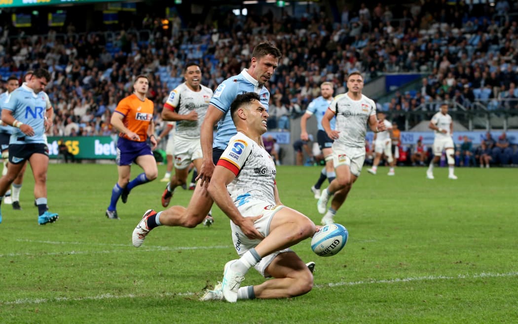 Shaun Stevenson injures his hamstring in the process of scoring a try for the Chiefs against the Waratahs.