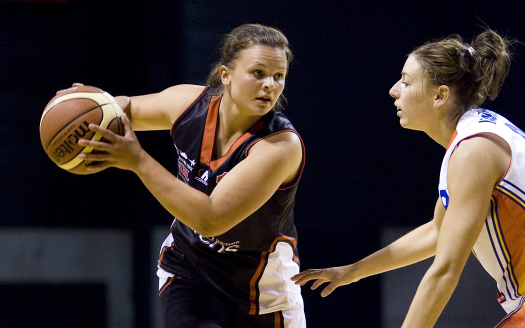 Sirens Suzie Bates in action against the Townsville Fire.