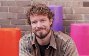 photo of artist Mike Hewson