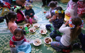 Tamariki at te Punanga o te Reo Kuki Airani enjoy a shared lunch of Cook Island food to wrap up Cook Island language week 2016.