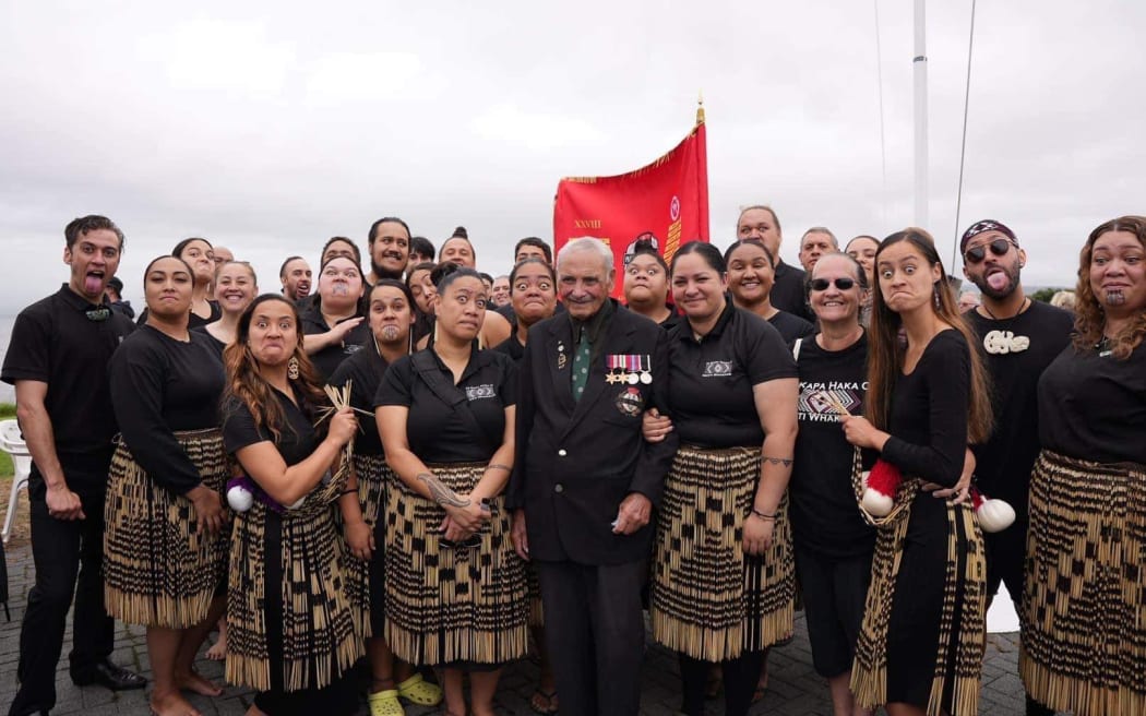 Sir Bom Gillies the last remaining morehu of the 28th Māori Battalion with Te Kapahaka o Ngāti Whakaue.
