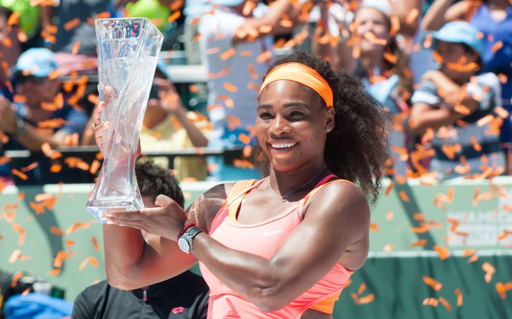 Serena Williams poses with the Miami Open trophy, 2015.