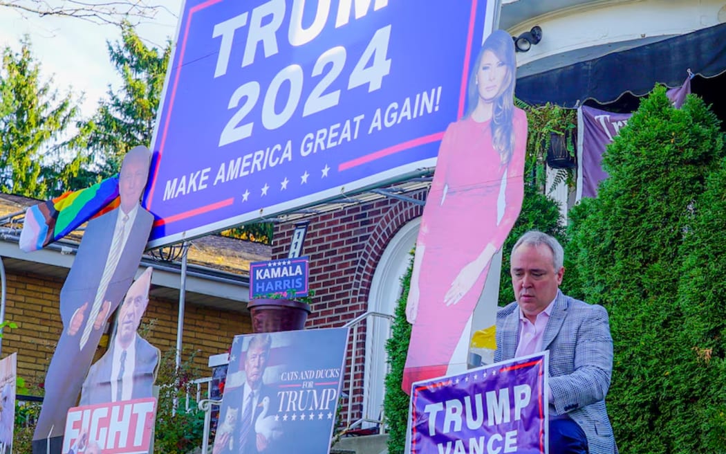 Eric Jackson Lurie's voting intentions were made clear by the political signage in his yard last year. (ABC News: Brad Ryan)