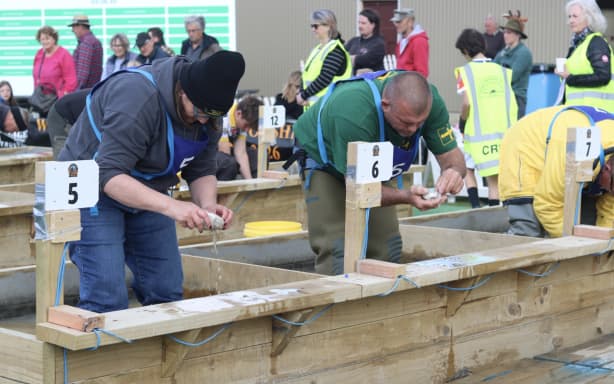 Going for gold: World panning championship takes over Cromwell | RNZ