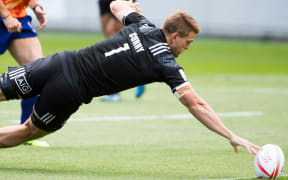 Scott Curry scores his first try by finger tip