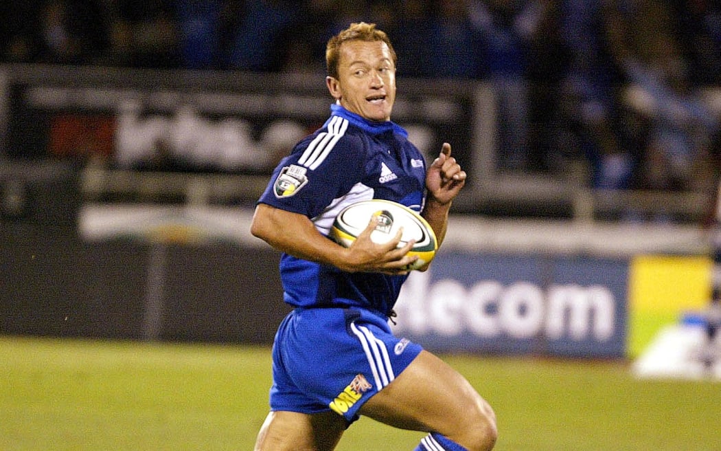 Carlos Spencer runs away for that famous try against the Crusaders in 2004. Just before nailing the sideline conversion and giving the Christchurch crowd the 'up yours'.