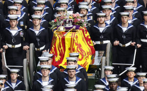 The Queen's funeral cortege borne on the State Gun Carriage of the Royal Navy travels along The Mall with the Gentlemen at Arms on September 19, 2022 in London, England. (Photo by Chip Somodevilla / POOL / AFP)