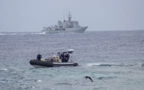 HMNZS Wellington team bring Pfizer Vaccines to Tokelau's Nukunonu.