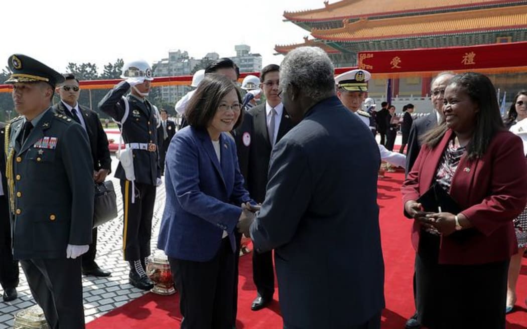 Taiwan president Tsai Ing-wen shakes hands with Solomon Islands prime minister Manasseh Sogavare, 2017.