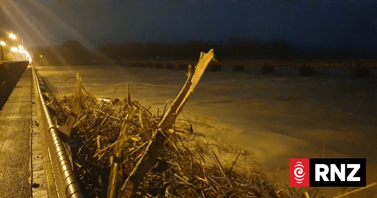 Farmers in Canterbury assess the damage | RNZ