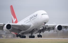 08 November 2021, Saxony, Dresden: A Qantas Airways Airbus A380 takes off from Dresden Airport. The aircraft will make the long-haul flight to Sydney following maintenance work at Elbe Flugzeugwerke (EFW). Photo: Sebastian Kahnert/dpa-Zentralbild/dpa (Photo by Sebastian Kahnert / dpa-Zentralbild / dpa Picture-Alliance via AFP)