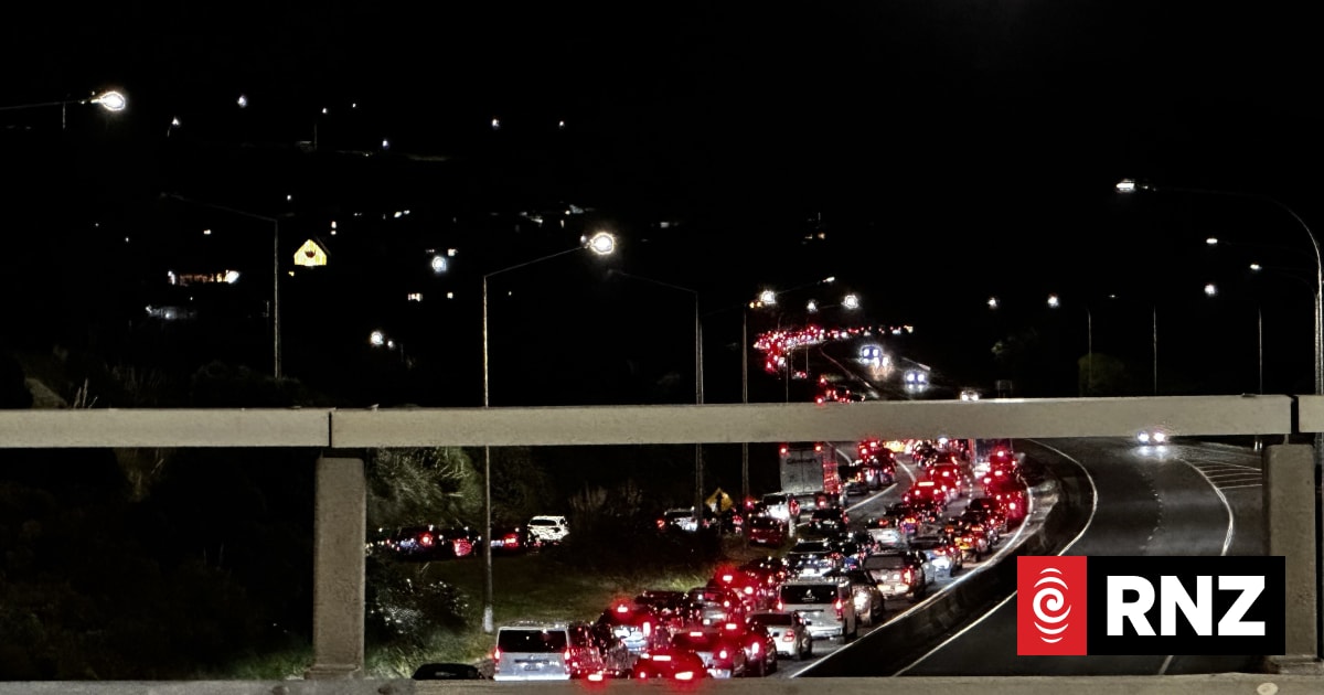 Drivers stuck for hours after serious crash closes part of SH1 north of Wellington
