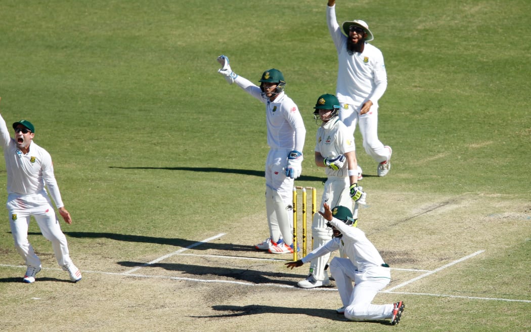 South Africa appeal Steve Smith lbw 2016.