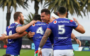 Eliesa Katoa celebrates with his Warriors teammates after scoring a try.