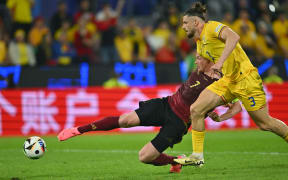 22 June 2024, North Rhine-Westphalia, Cologne: Soccer: European Championship, Belgium - Romania, UEFA Euro 2024, preliminary round, Group E, matchday 2, Köln Stadion, Belgium's Kevin De Bruyne (l) scores the goal next to Romania's Radu Dragusin to make it 2-0. Photo: Marius Becker/dpa (Photo by MARIUS BECKER / DPA / dpa Picture-Alliance via AFP)