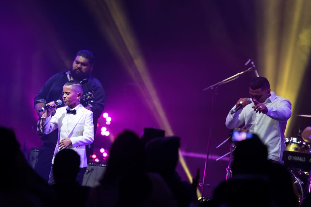 Three Houses Down delivered a dancefloor-filling performance that opened with a cover of the Jackson 5's 'I Want You Back'.