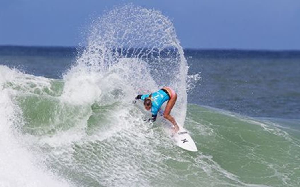 Lakey Peterson (USA) powers her way through to the Quarterfinals