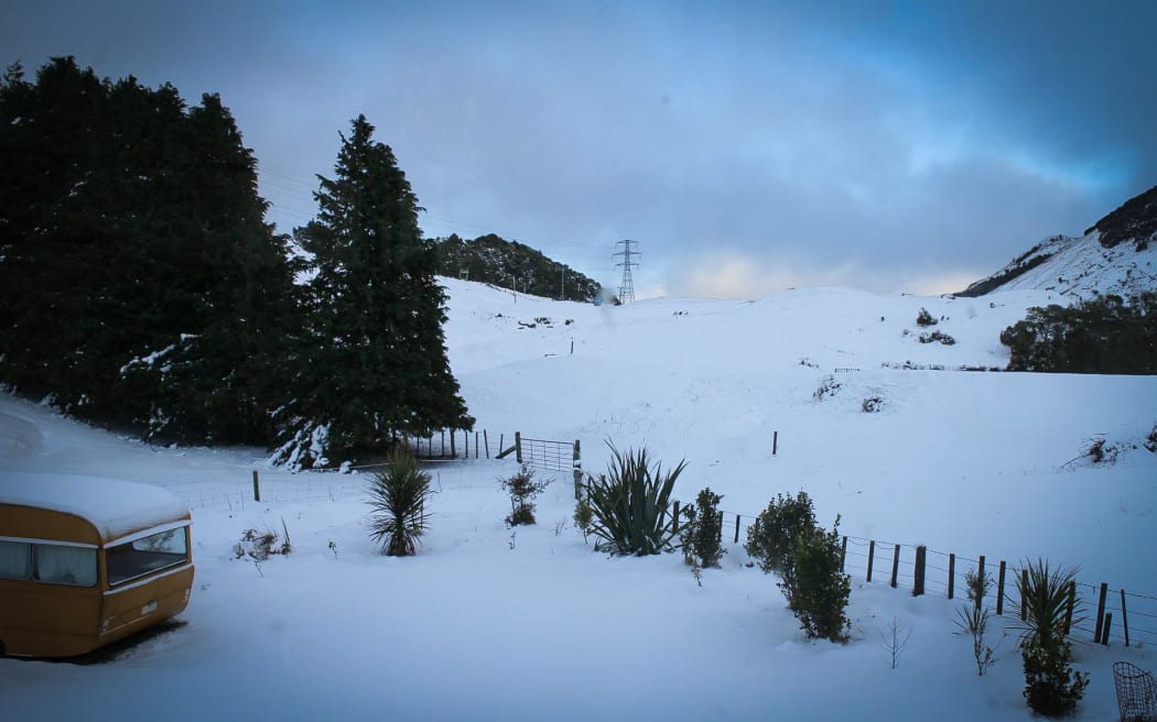 Heavy snow on the Naiper to Taupo Road.