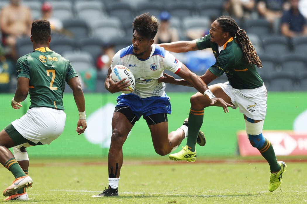 Samoa's Joe Perez tests the South African defence.