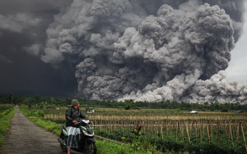 Hundreds of Indonesians flee homes after volcano erupts | RNZ