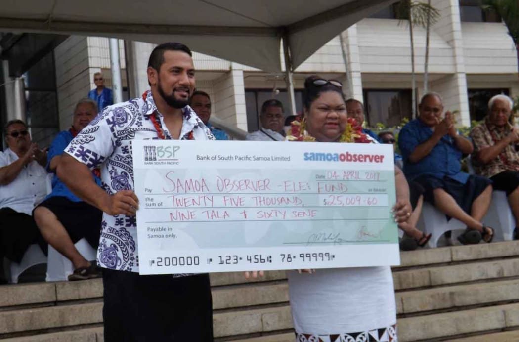 Samoa Observer Editor Mata'afa Keni Lesa, presenting the US15,000  to the Olympic silver medalist, Ele Opeloge.