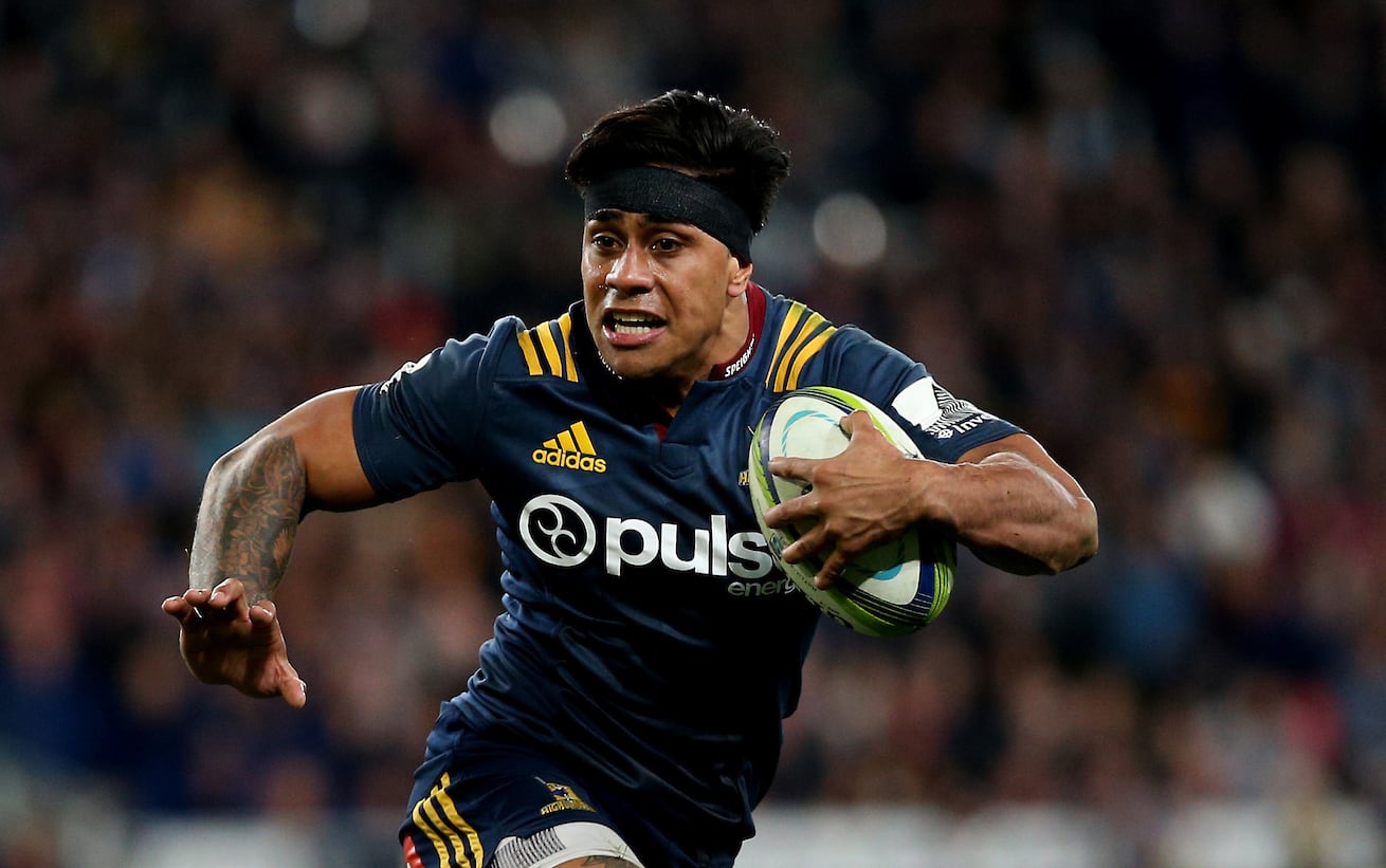 Malakai Fekitoa of the Highlanders makes a break during the Super Rugby match between the Highlanders and Chiefs, Forsyth Barr Stadium, Dunedin, Saturday, July 16, 2016