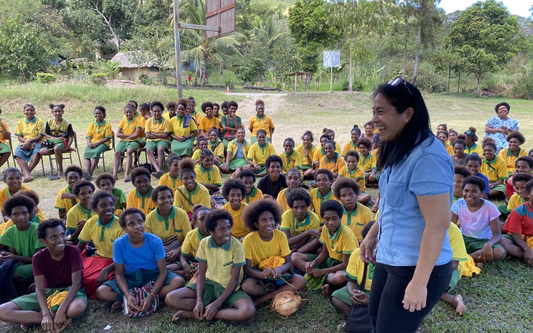 Educator Melissa Lometillo from Meris Malo talking about resusable period products at Nariawang School, PNG.