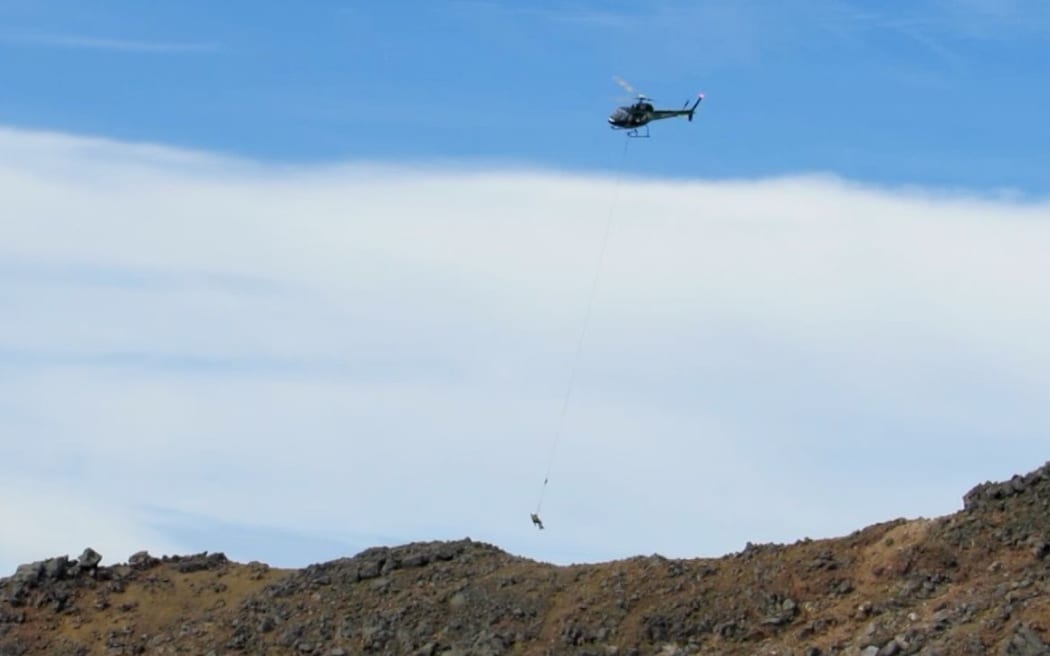 Greenlea Rescue Helicopter using a long line to rescue a tramper.