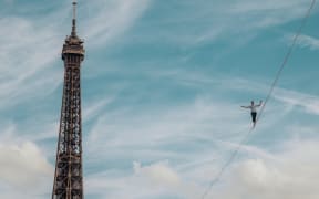 France, Paris, 2021-09-18. Chaillot experience the tightrope walker Nathan Paulin crosses the Seine on a wire going from the Eiffel Tower to the Trocadero.