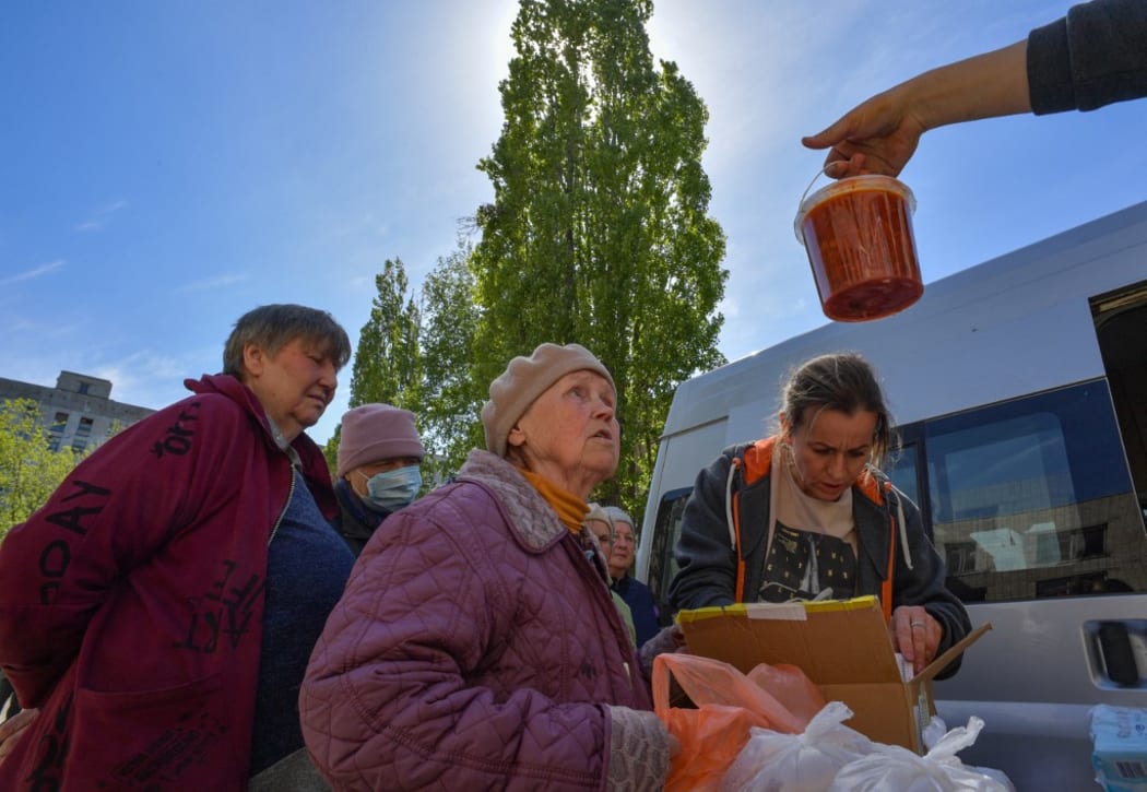 8184577 05.05.2022 Local residents receive food from volunteers of the charity public organization "Food of Life", in Rubizhne, Luhansk People's Republic. Alexander Galperin / Sputnik (Photo by Alexander Galperin / Sputnik / Sputnik via AFP)