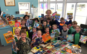 Ruapehu district librarian Fiona Thomas with the junior class at Owhango Schoo.