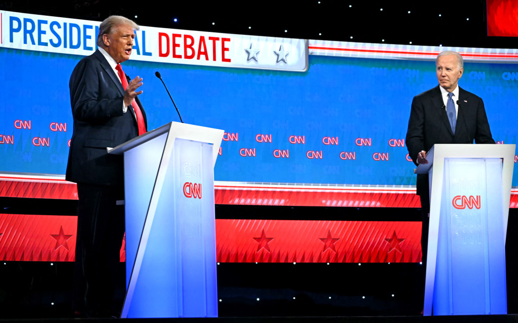 El presidente estadounidense Joe Biden y el expresidente estadounidense y candidato presidencial republicano Donald Trump participan en el primer debate presidencial de las elecciones de 2024 en CNN Studios el 27 de junio de 2024 en Atlanta, Georgia.