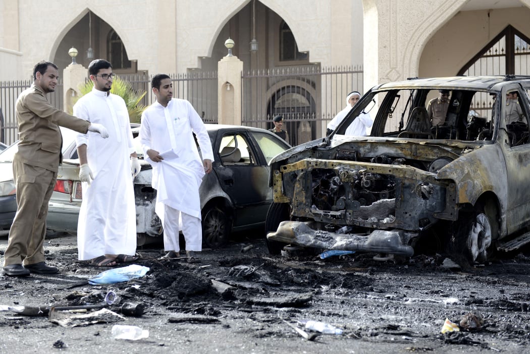 Security forces and forensic personnel inspect the site of the suicide bombing in Dammam, Saudi Arabia (29 May).