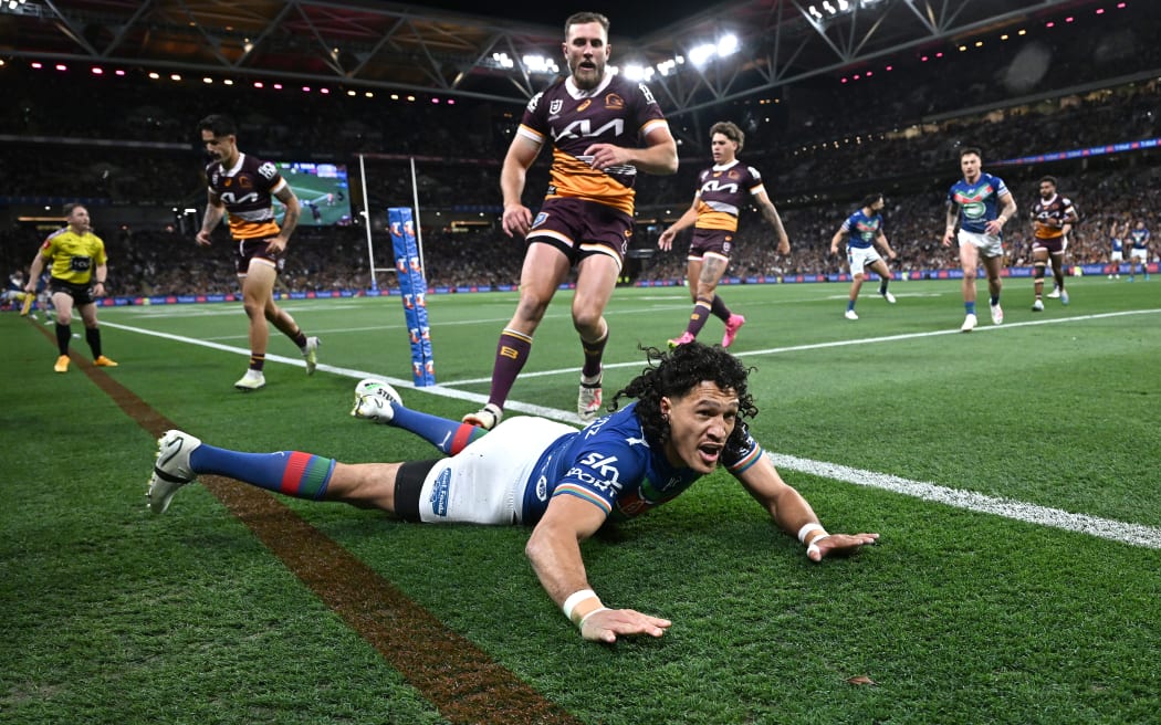 Dallin Watene-Zelezniak of the Warriors scores a try during the NRL preliminary final between the Brisbane Broncos and the New Zealand Warriors at Suncorp Stadium in Brisbane, Saturday, September 23, 2023. (AAP Image/Dave Hunt/www.photosport.nz