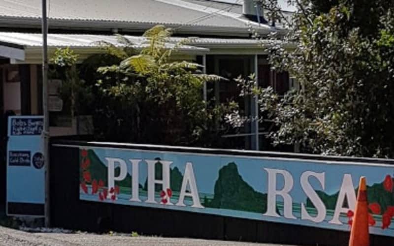 Fire fighters battle blaze at Piha RSA in west Auckland | RNZ