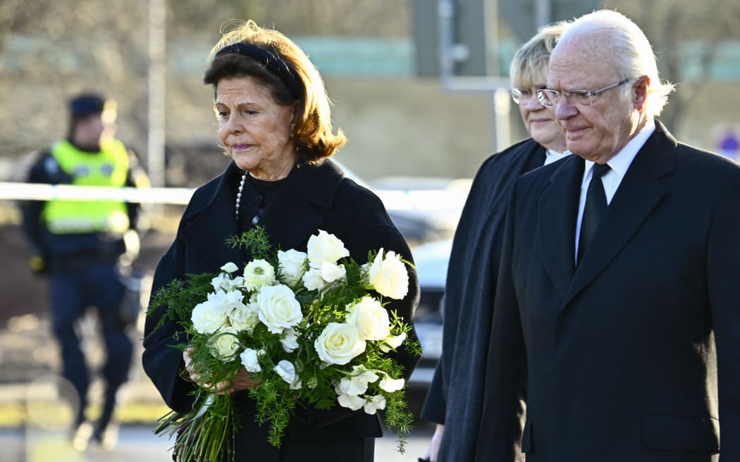 King Carl Gustaf and Queen Silvia of Sweden visit the memorial site where mourners placed candles and flowers outside Campus Risbergska School in Örebro, Sweden, February 5, 2025, the day after the school shooting in which at least 11 people lost their lives.
Photo: Anders Wiklund / TT / Code 10040 (Photo by ANDERS WIKLUND / TT NEWS AGENCY / TT News Agency via AFP)