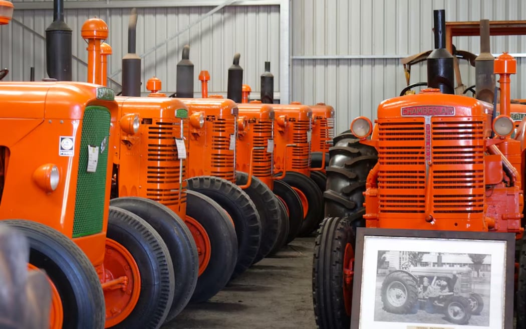 An original Chamberlain 40K (right) will be placed near the big version. (ABC Midwest Wheatbelt: Chloe Henville)