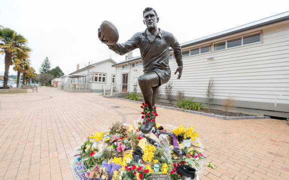 The Colin Meads statue in Te Kuiti.