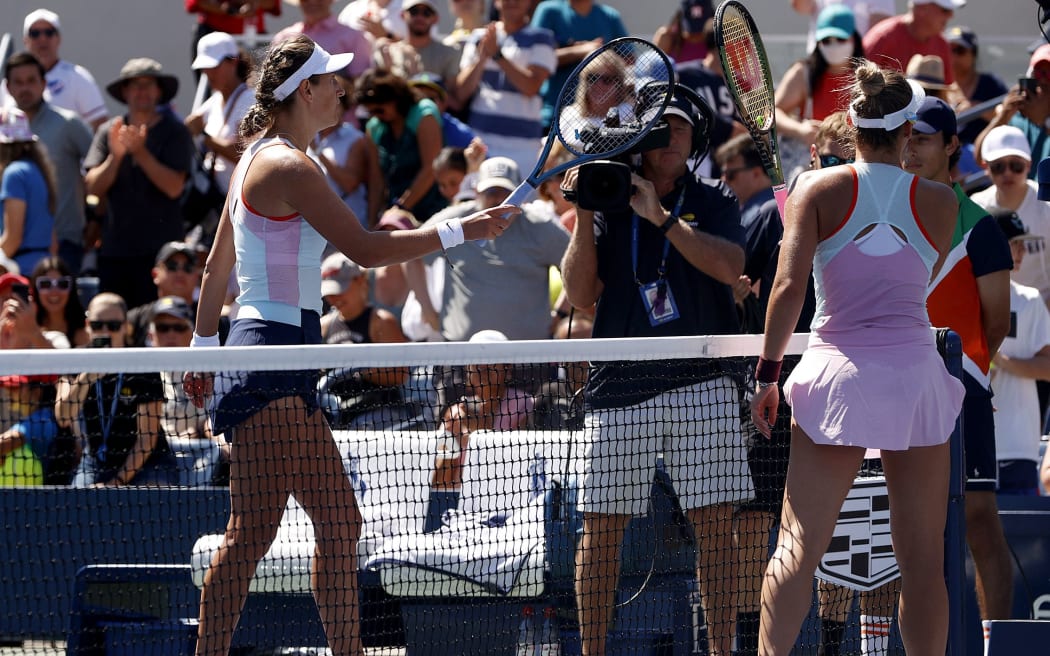 NEW YORK, NEW YORK - SEPTEMBER 01: Victoria Azarenka (L) and Marta Kostyuk (R) of Ukraine touch rackets following their Women's Singles Second Round match on Day Four of the 2022 US Open at USTA Billie Jean King National Tennis Center on September 01, 2022 in the Flushing neighborhood of the Queens borough of New York City.   Sarah Stier/Getty Images/AFP (Photo by Sarah Stier / GETTY IMAGES NORTH AMERICA / Getty Images via AFP)