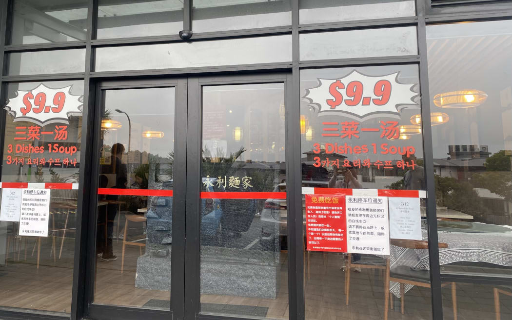 Yongli Noodle on Auckland's North Shore introduced a $9.90 Chinese-style bento on August 7, consistently drawing large crowds of customers.