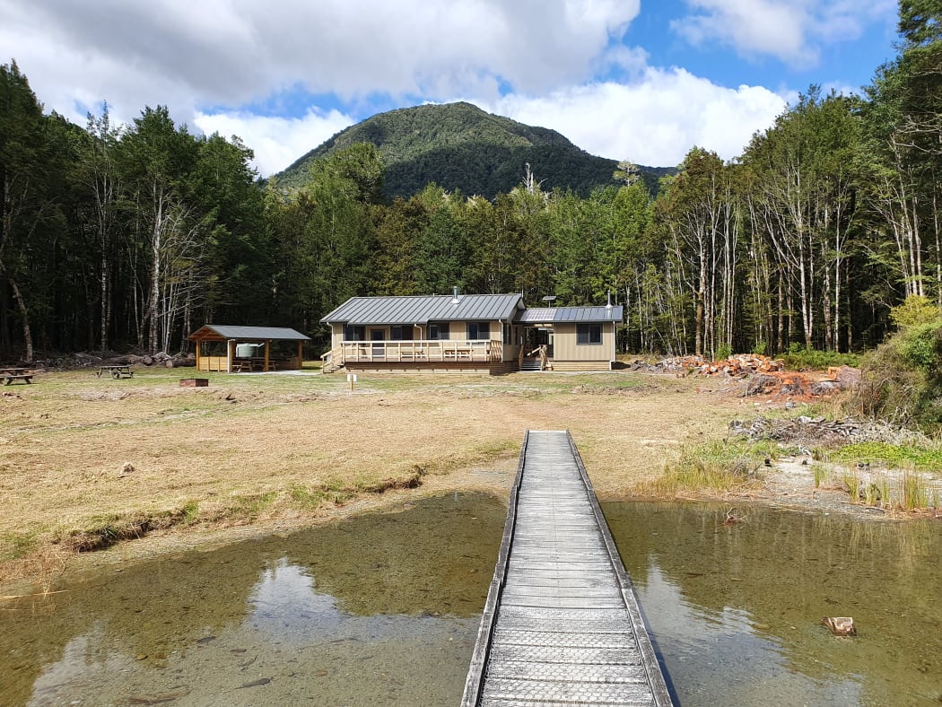 The Kōhanga Atawhai - Manson Nicholls Hut has been rebuilt at Lake Daniell in the Maruia Valley.