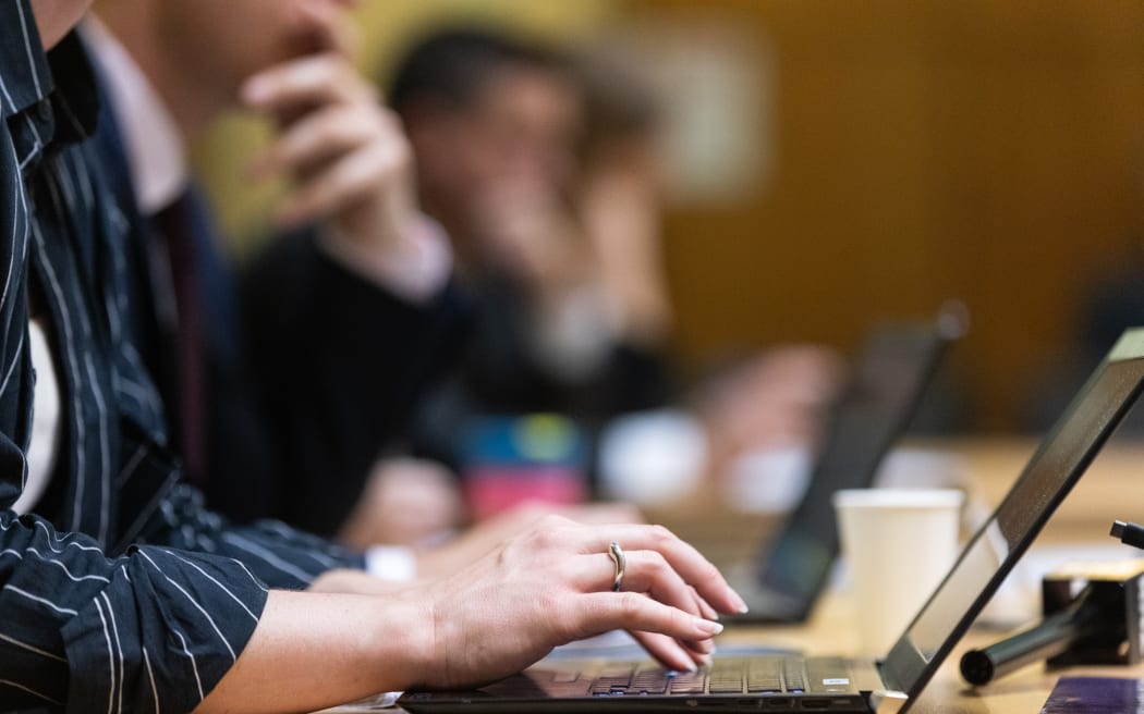 The media desk at a busy Select Committee hearing during the 2025 December Scrutiny Week.