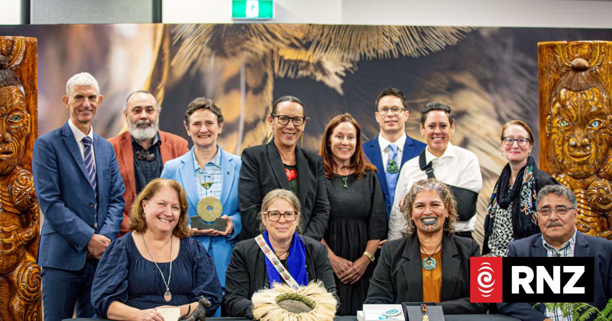 Applications open for Te Māori fellowships to the UK.