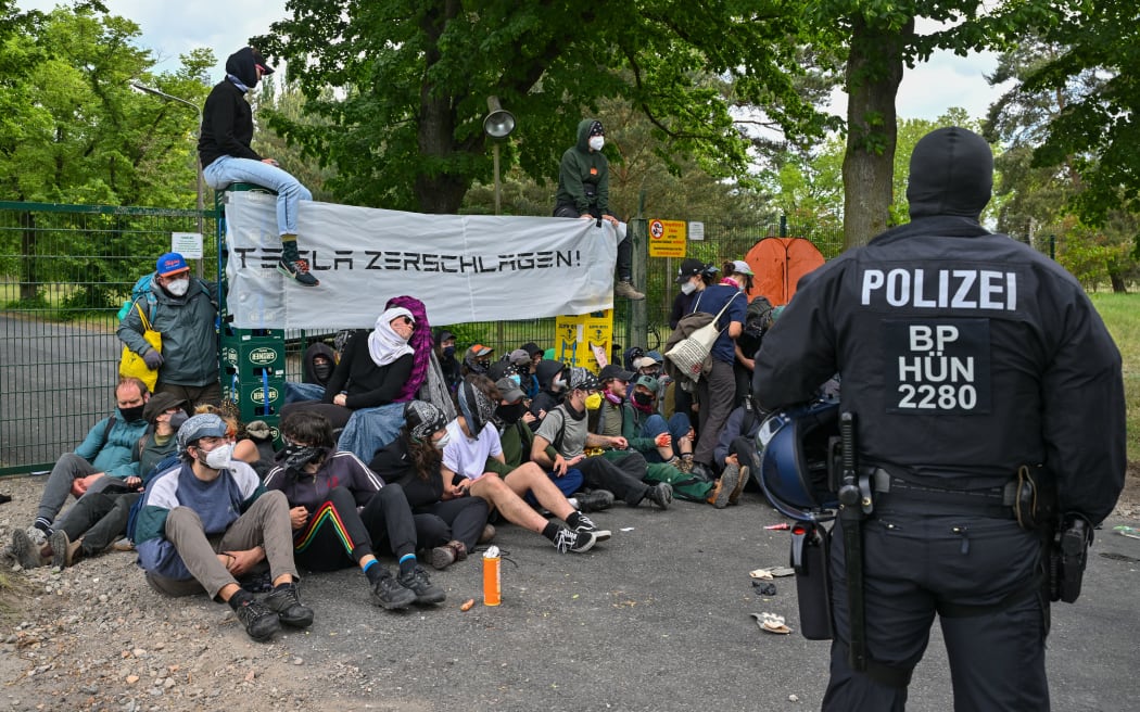 Activists block an access road to Neuhardenberg airfield. Tesla vehicles produced at the Grünheide plant are temporarily stored on the airfield site. The situation at the demonstrations around the Tesla site has calmed down for the time being. A large number of activists are currently on the highway on their way back to the protest camp, a police spokesperson said in the early afternoon.