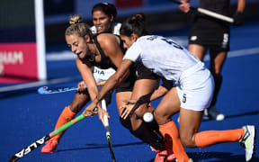 New Zealand's Alex Lukin (L) comes under pressure from India's Sonika (R) during the women's bronze medal hockey match between New Zealand and India on day ten of the Commonwealth Games in Birmingham, central England, on August 7, 2022. (Photo by Paul ELLIS / AFP)